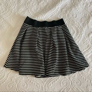 Small skater skirt black and white